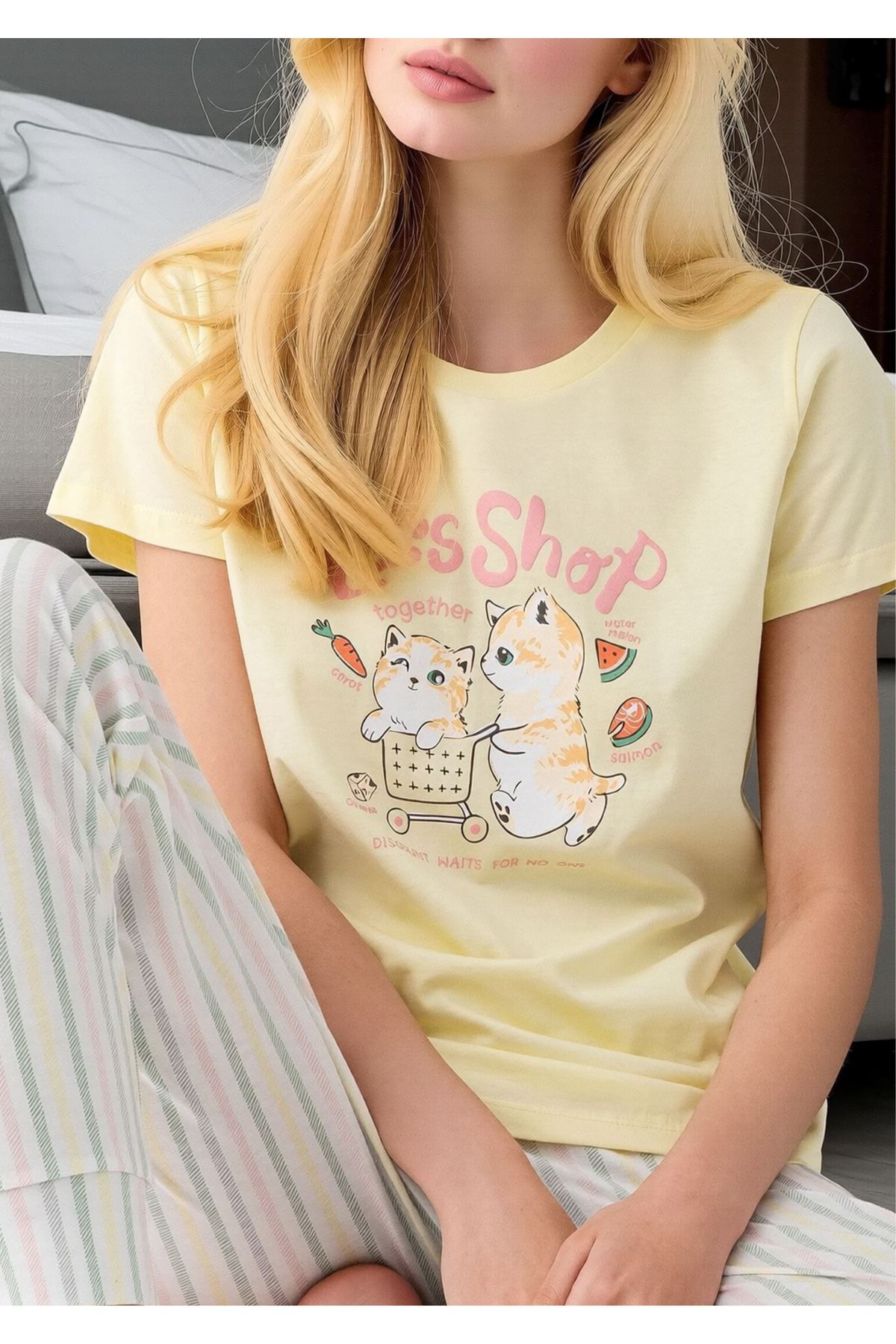 Kadın Sarı Kedili Let's Shop Baskılı Pijama Takımı - Çizgili Pantolonlu Pamuklu Set