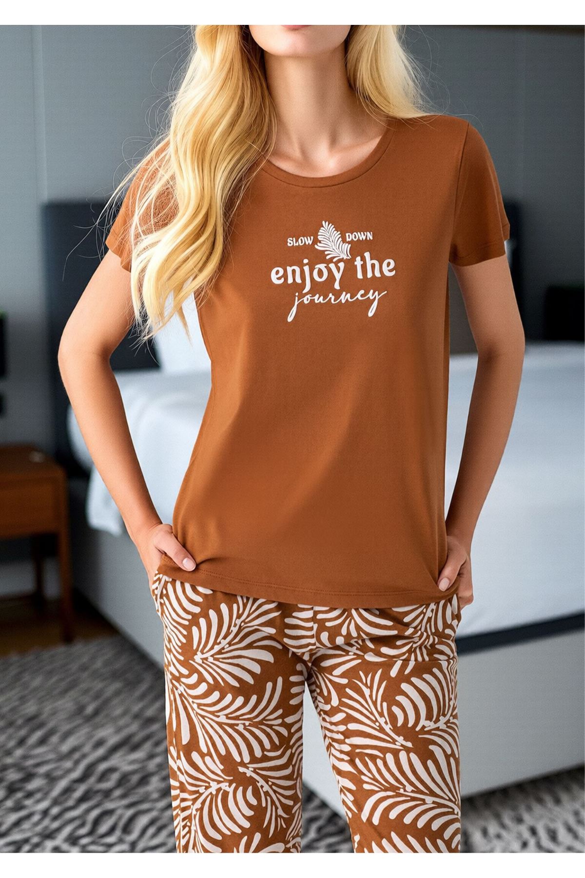 Kadın Enjoy the Journey Baskılı Kapri Pijama Takımı - Yaprak Desenli Pamuklu Set