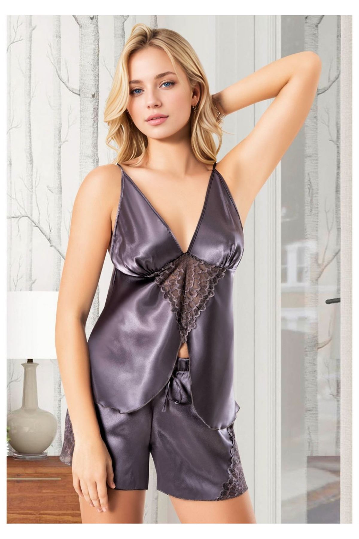 Gri Saten Takım - Göğsü Üçgen Dantel Detaylı ve Yanı Nakışlı Pijama Seti