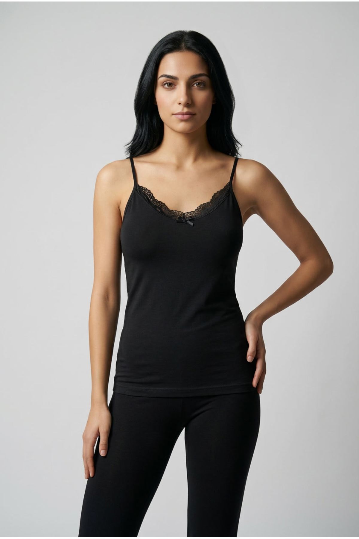 3'lü Paket Kadın Pamuklu V Yaka Dantel Detaylı İnce İp Askılı Atlet